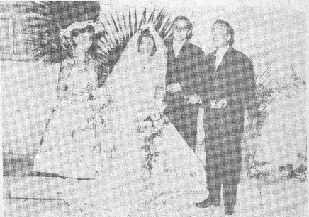 صورة العروسين وأسرتيهما